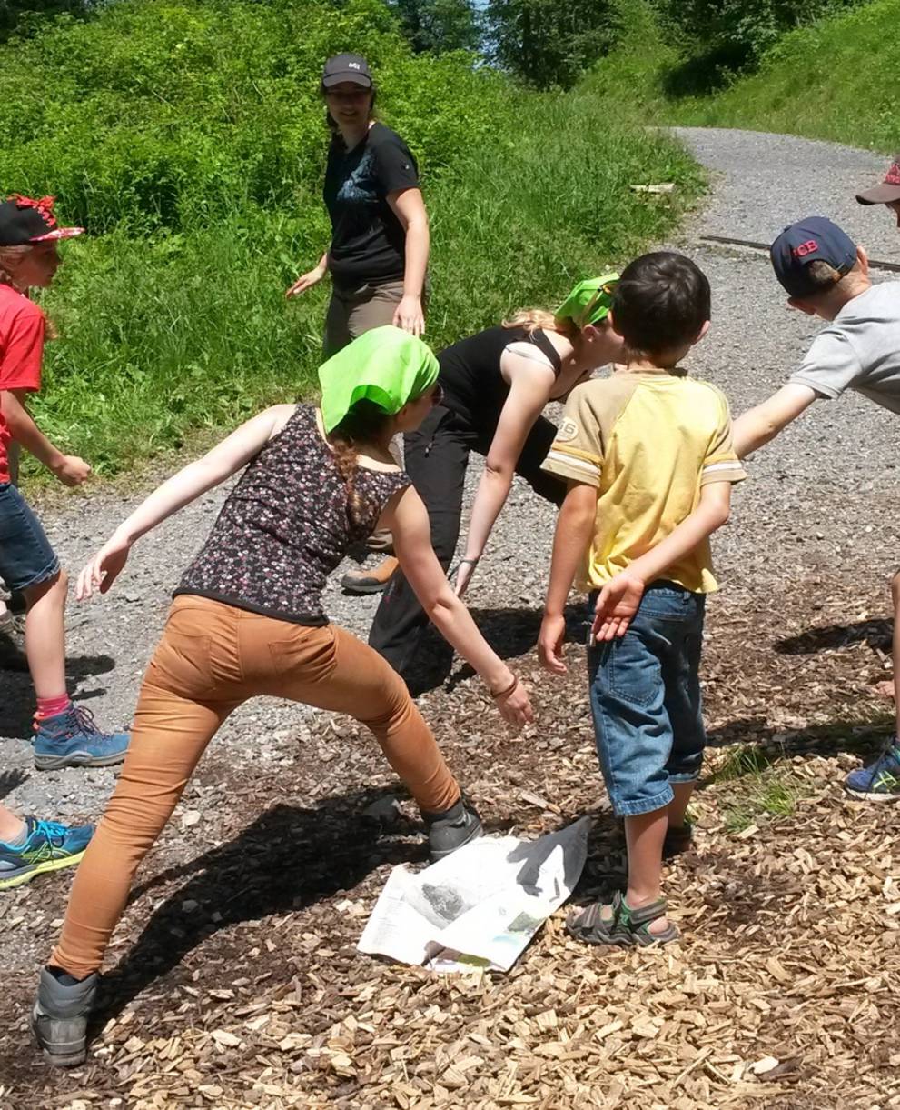 Jugendnaturschutzgruppe am Spielen